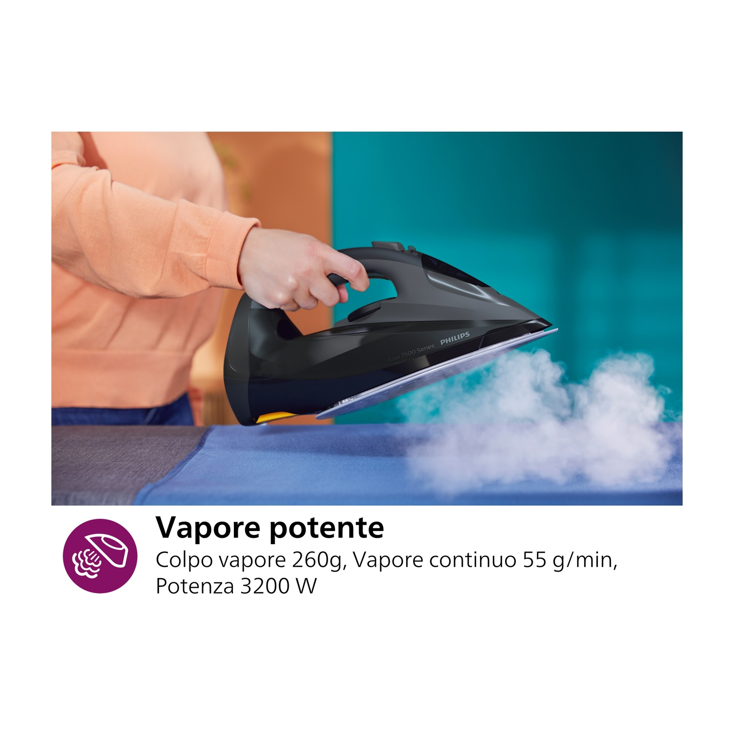 Persona che stira un tessuto blu con ferro nero, vapore visibile, testo sotto.