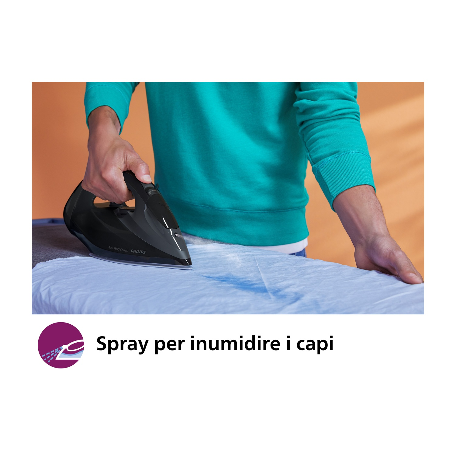 Una persona che stira una camicia blu, con testo in italiano.
