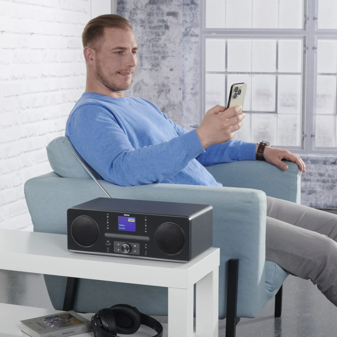 Arrière d'une radio noire avec ports USB, AUX et charge.