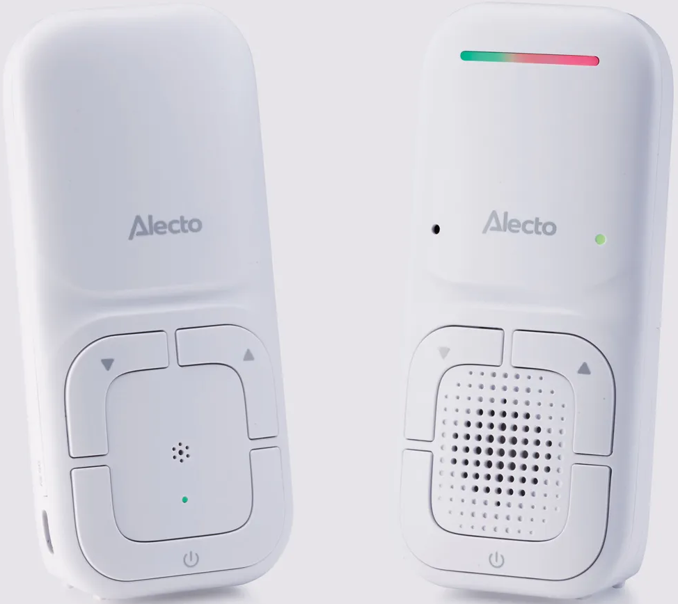 Due baby monitor Alecto bianchi. Uno ha altoparlante, pulsanti e luci. L'altro ha pulsanti e luci. Entrambi hanno il logo.