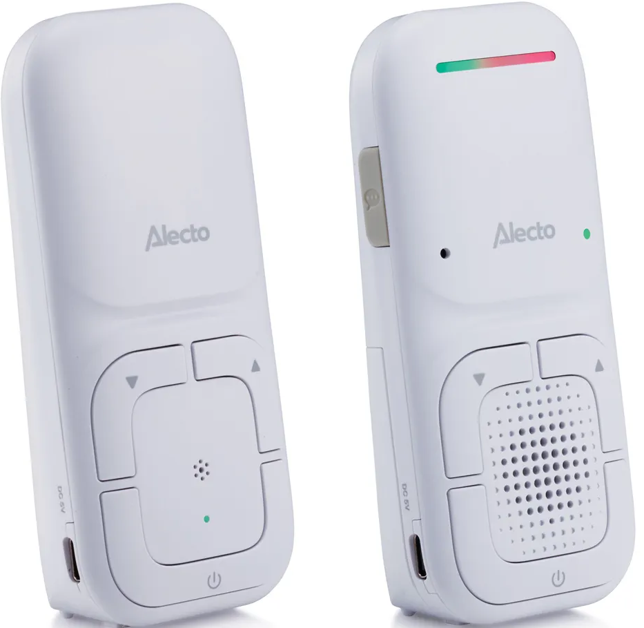 Due baby monitor bianchi con logo Alecto. Ognuno ha pulsanti, luci e una porta di ricarica. Uno ha una griglia altoparlante.