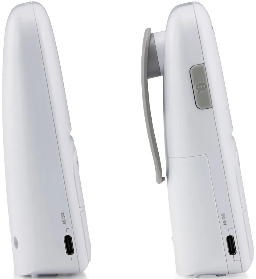 Due baby monitor bianchi affiancati. Uno è una vista laterale e l'altro una vista di profilo con una clip.