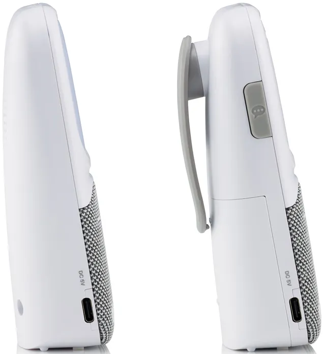 Deux babyphones blancs avec des accents gris. L'un montre le côté avec le clip, l'autre le port de chargement.