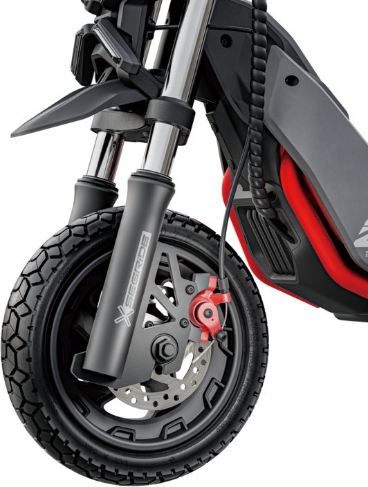 Gros plan sur la roue avant, le frein et la suspension d'un scooter.