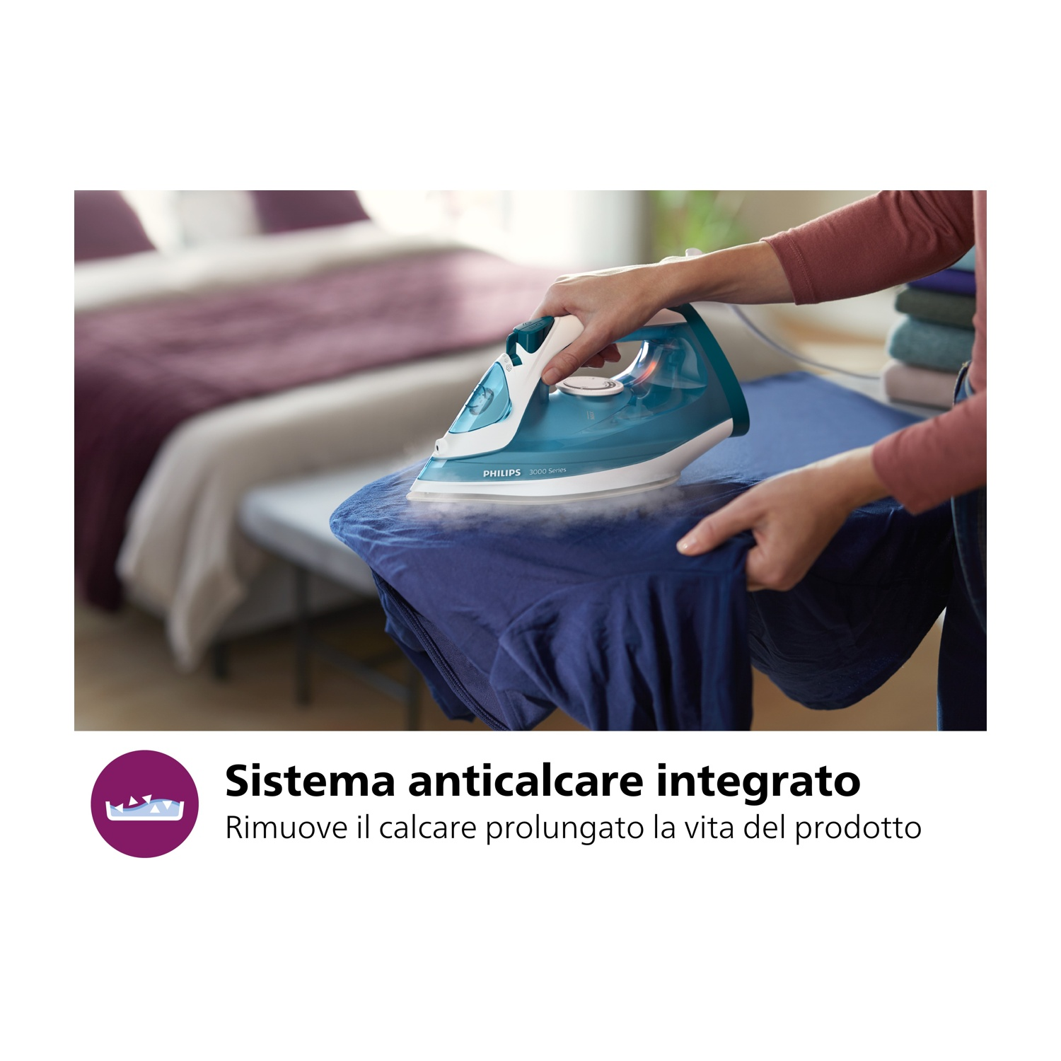 Stirare con ferro teal, testo sotto, sistema anticalcare integrato.