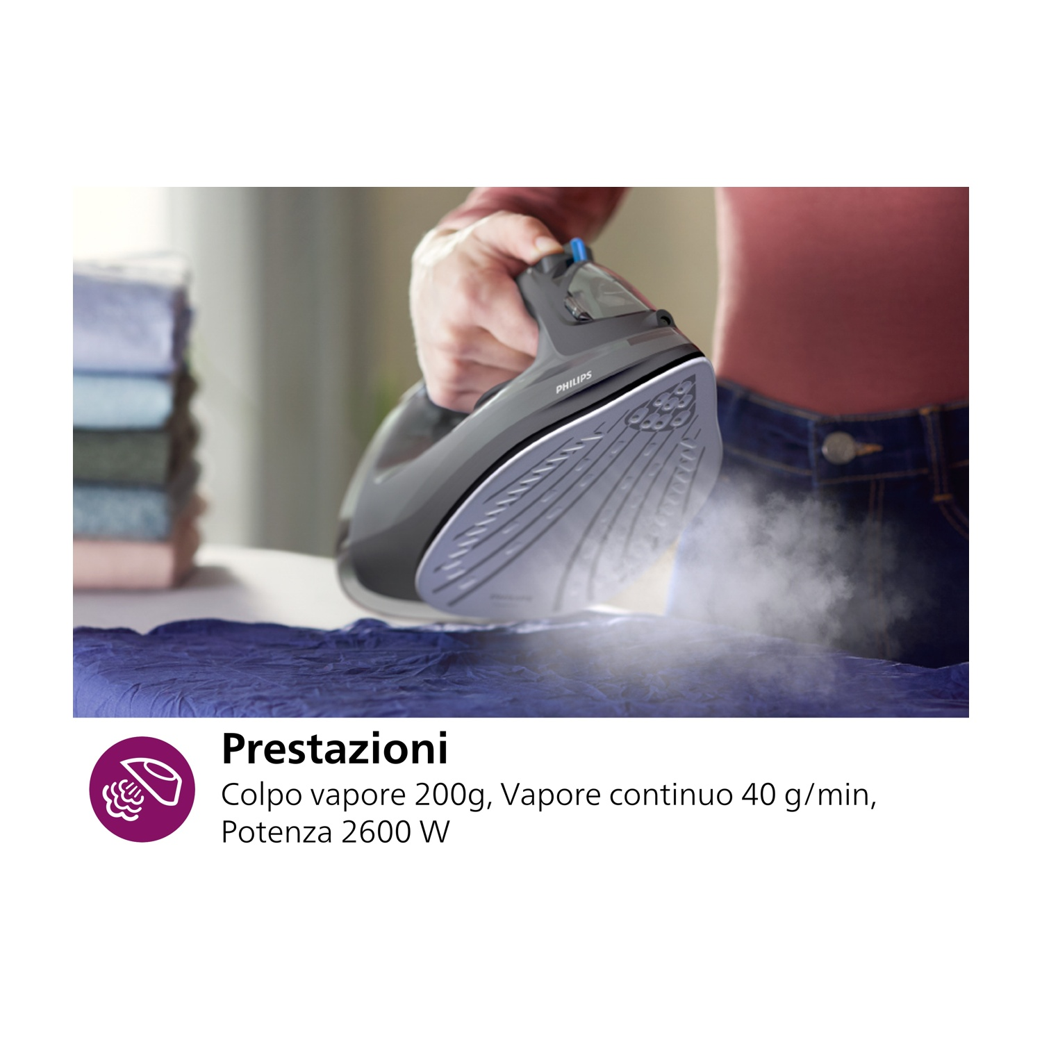 Stirare i vestiti con un ferro scuro; testo sotto.