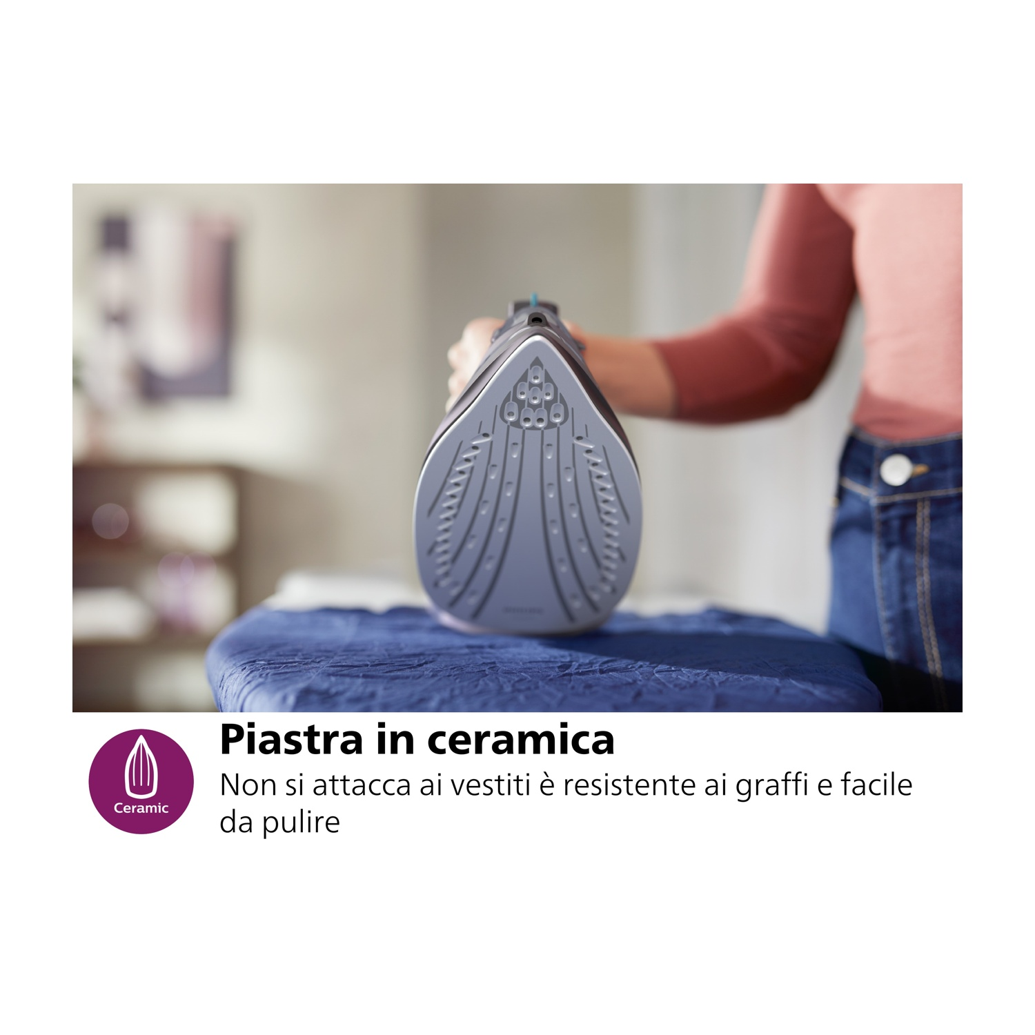 Una persona che stira i vestiti. Il ferro è grigio e nero su un asse da stiro blu.