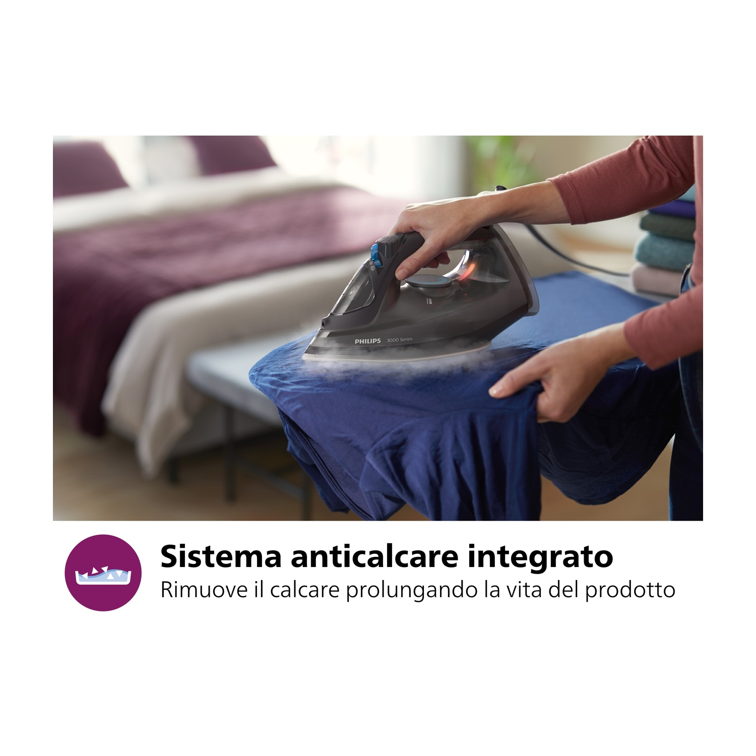Stirare i vestiti, donna che stira una camicia blu, sfondo viola, sfondo bianco.