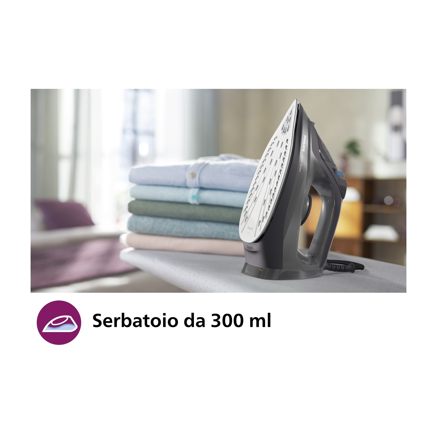 Ferro da stiro grigio scuro su un'asse con vestiti. Testo Serbaio da 300 ml.