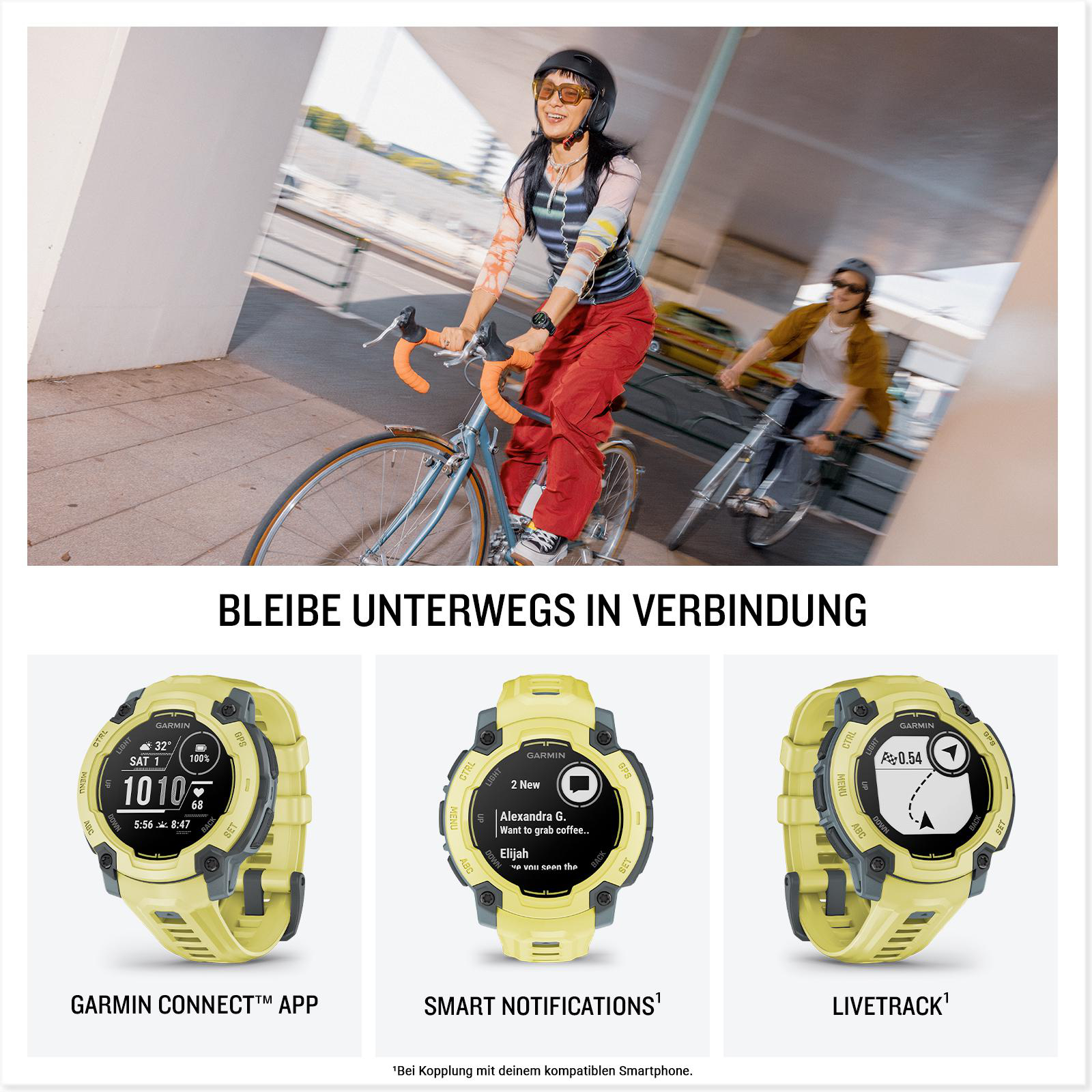 Eine Frau fährt Fahrrad, eine andere Person fährt im Hintergrund.