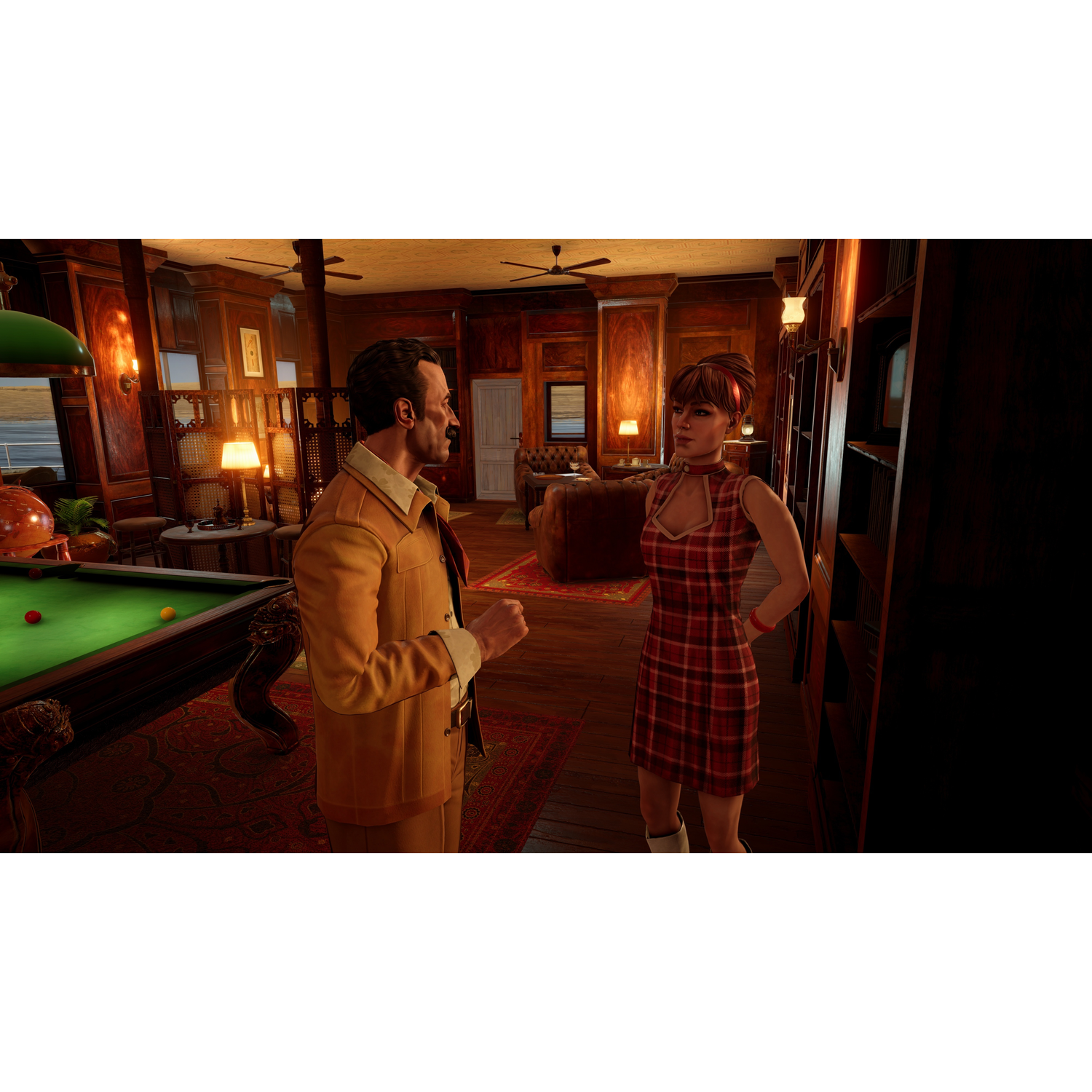 Deux personnes dans une pièce avec une table de billard et d'autres meubles.