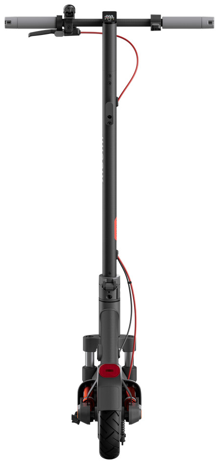 Fekete elektromos roller, elölnézet, piros részletek, fehér háttér.