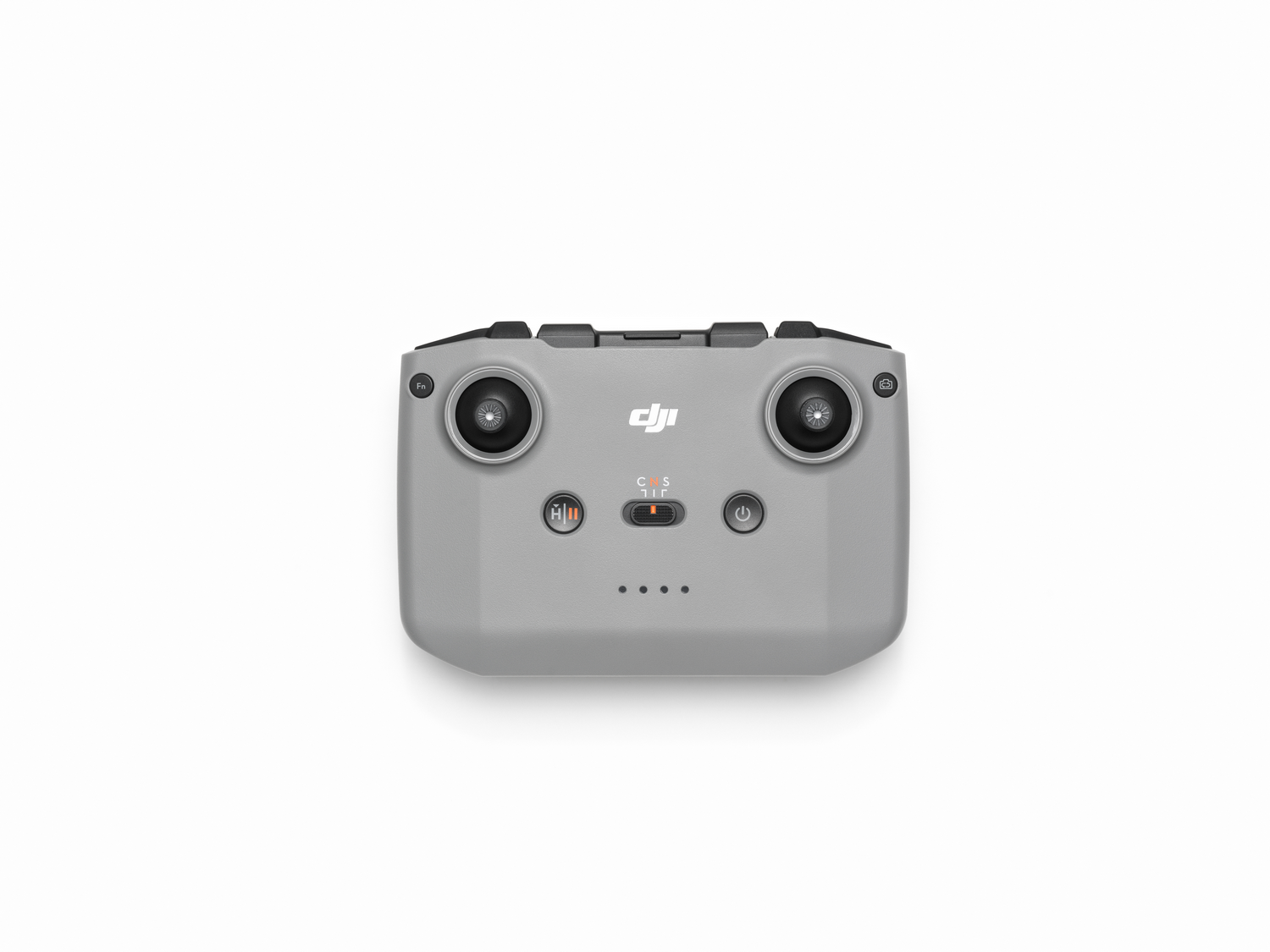 Un dron blanco volando en un cielo azul con un fondo borroso.