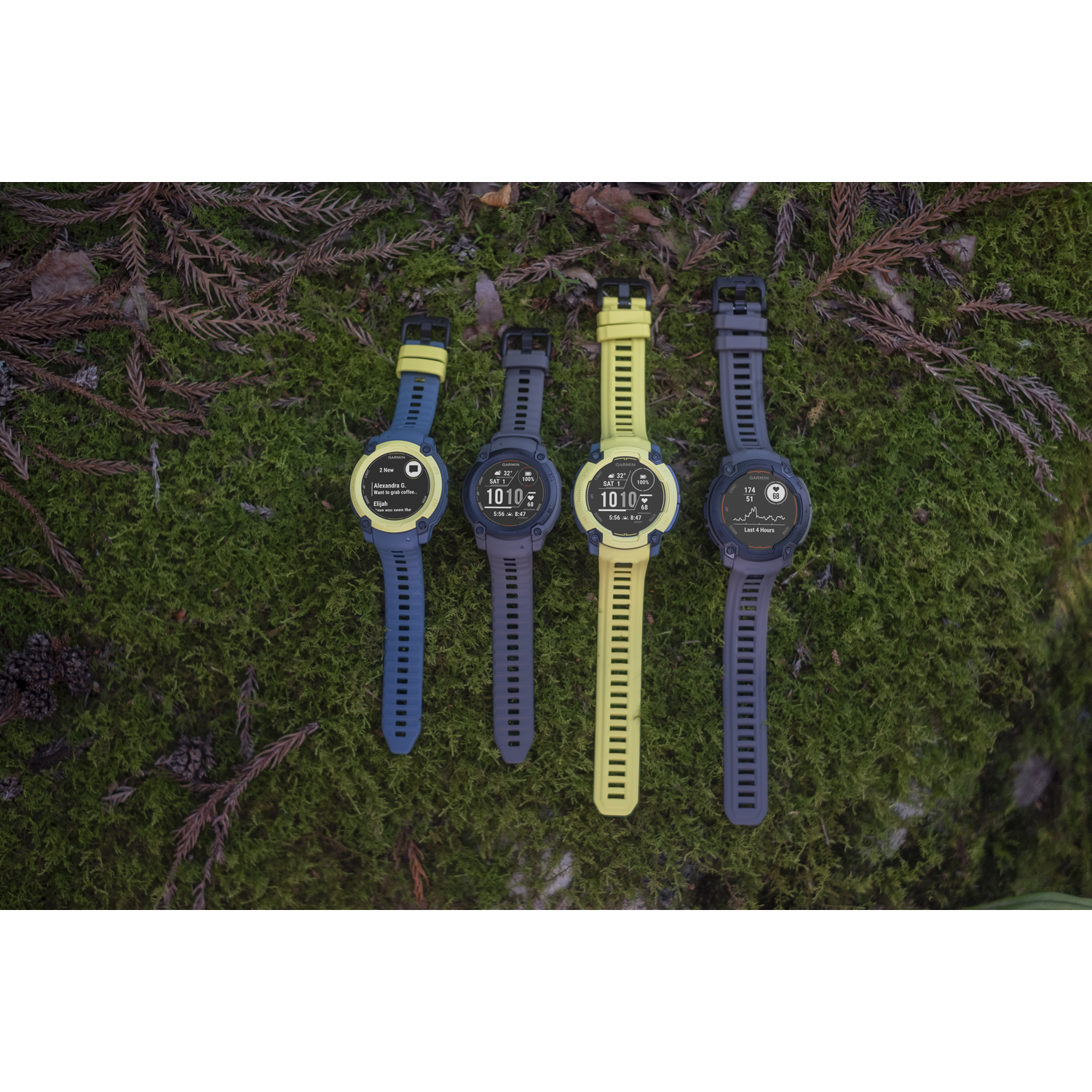 Vier smartwatches met verschillende gekleurde bandjes.