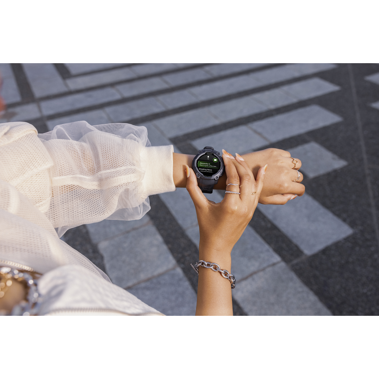 Vrouw met horloge om de pols, die het horloge bedient.