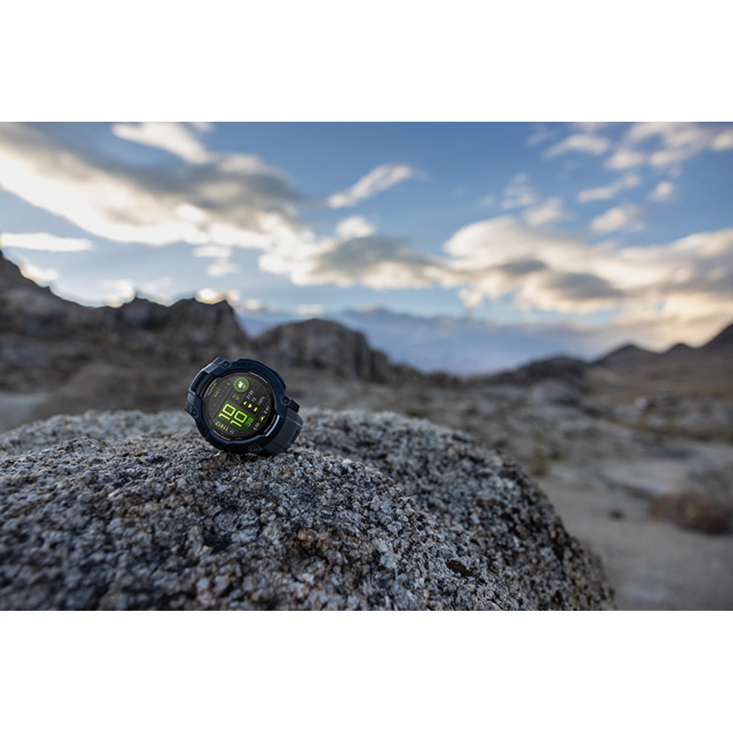 Smartwatch op rots, berg op de achtergrond.