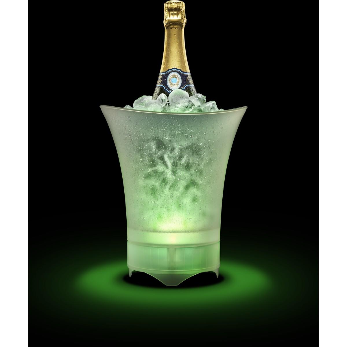 Lautsprecher mit einer Flasche Champagner in Eis. Grünes Licht beleuchtet das Eis. Schwarzer Hintergrund.