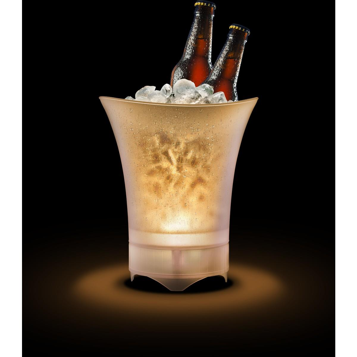 Lautsprecher mit zwei Bierflaschen in Eis. Beige Licht beleuchtet das Eis. Schwarzer Hintergrund.