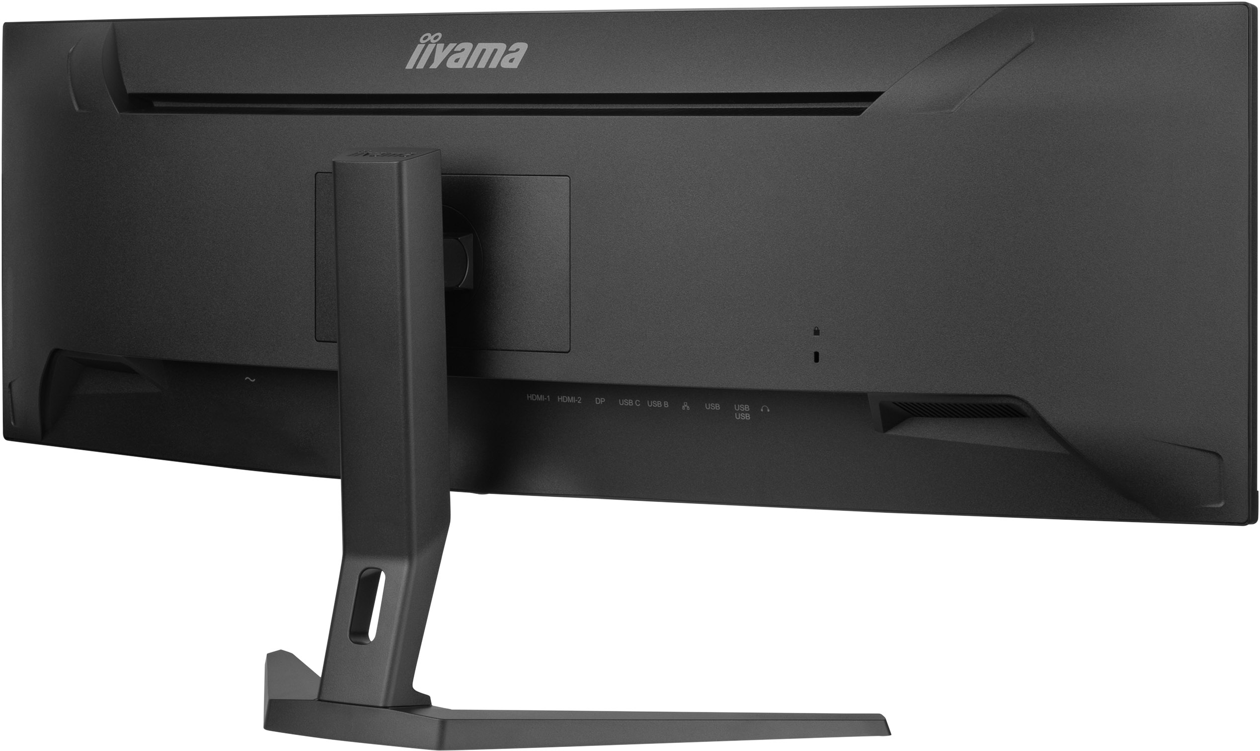 Rückseite eines schwarzen Iiyama-Monitors mit Anschlüssen. Text: HDMI, DP, USB-C, USB und Stromanschluss.