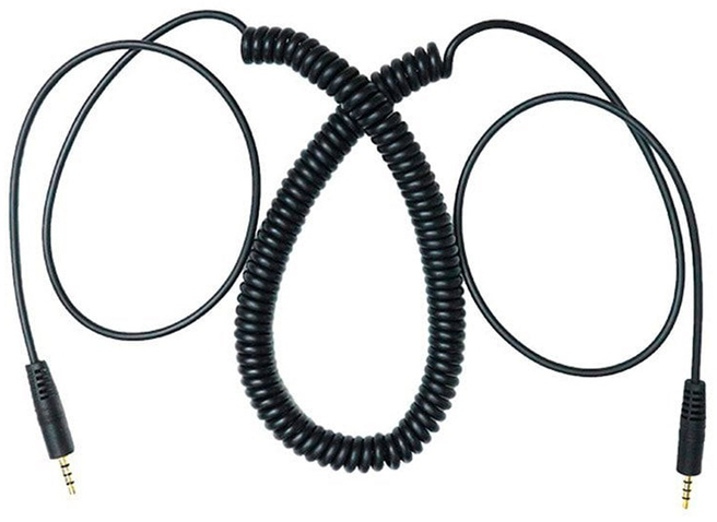 Ein schwarzes Spiralkabel mit 3,5-mm-Buchsen.