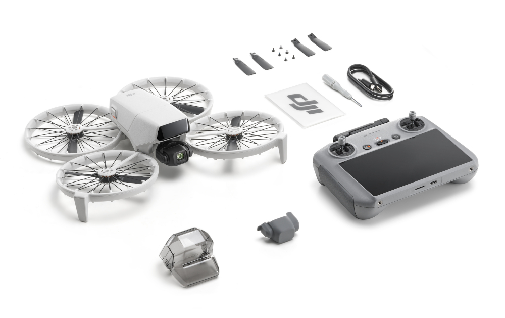 Dron i akcesoria: dron, pilot, śmigła, śrubokręt, kabel USB i przezroczyste etui.