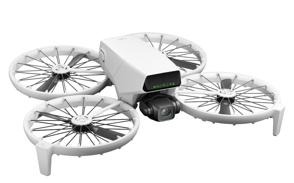 Biały dron z czterema śmigłami i kamerą. Dron jest na białym tle.