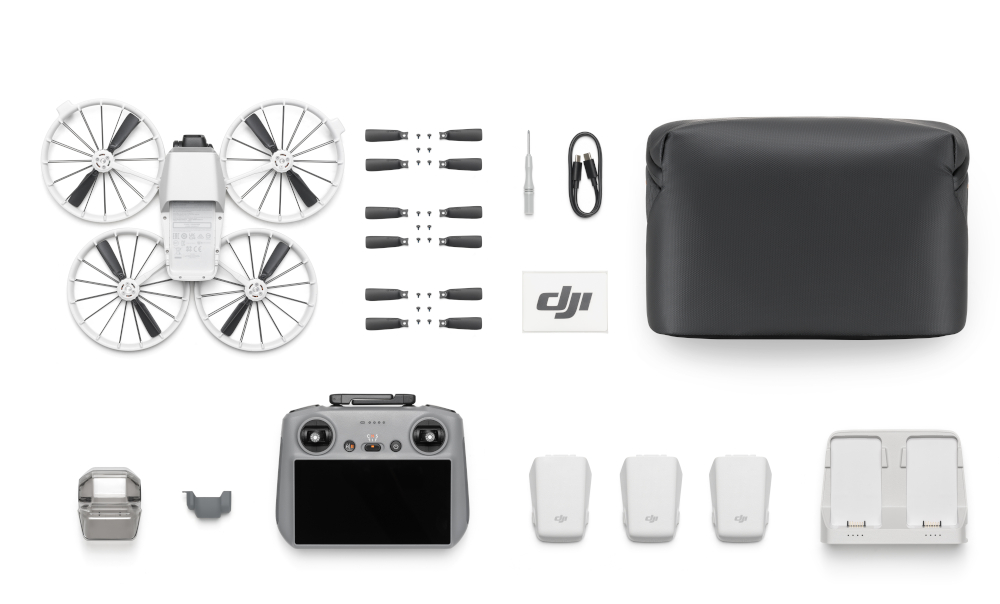 Dron i akcesoria rozłożone na białej powierzchni.
