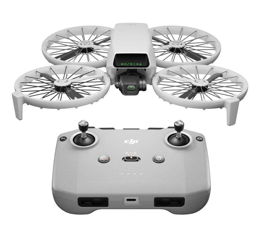 Biały dron i kontroler. Dron ma 4 śmigła. Kontroler ma dwa joysticki i różne przyciski.