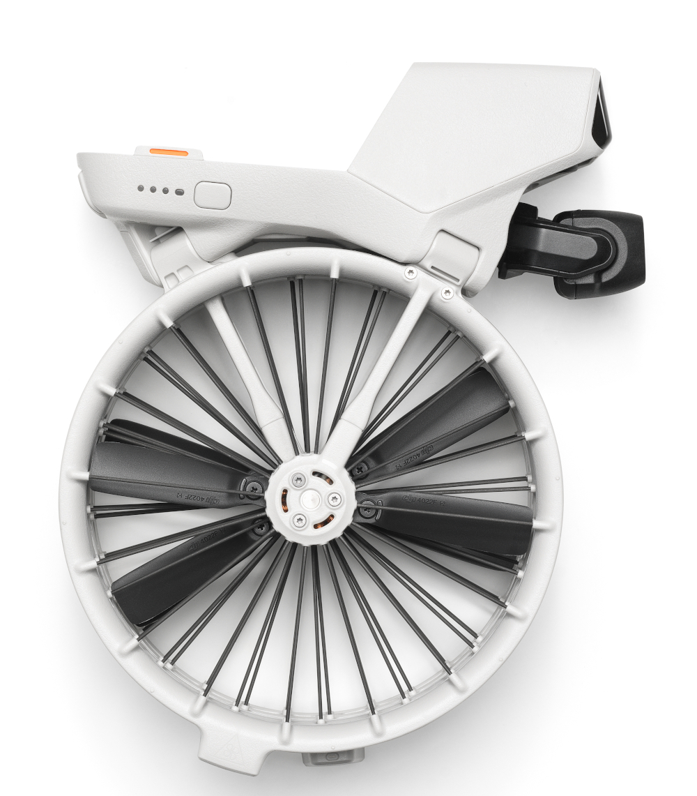 Biały dron z czterema śmigłami w locie.