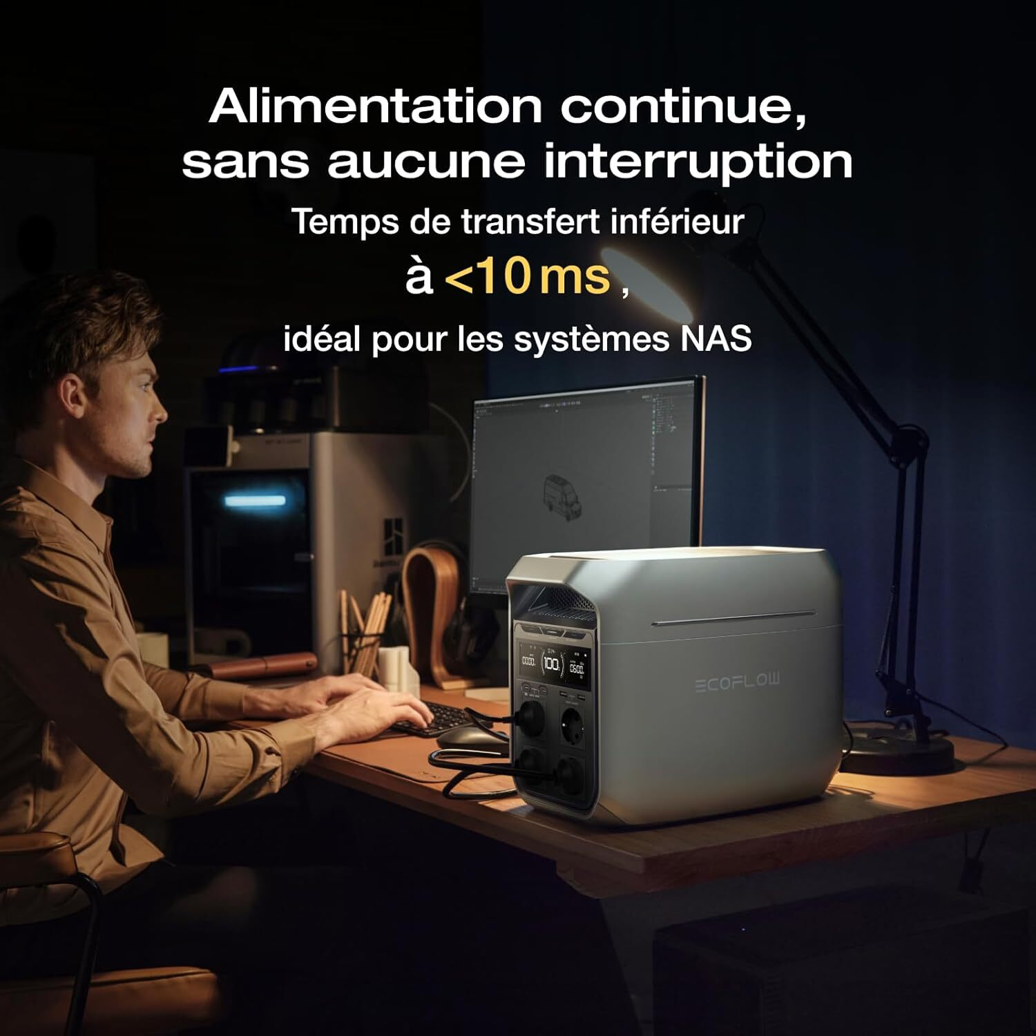 Un homme tape sur un ordinateur sur un bureau en bois, à côté d'un appareil blanc.