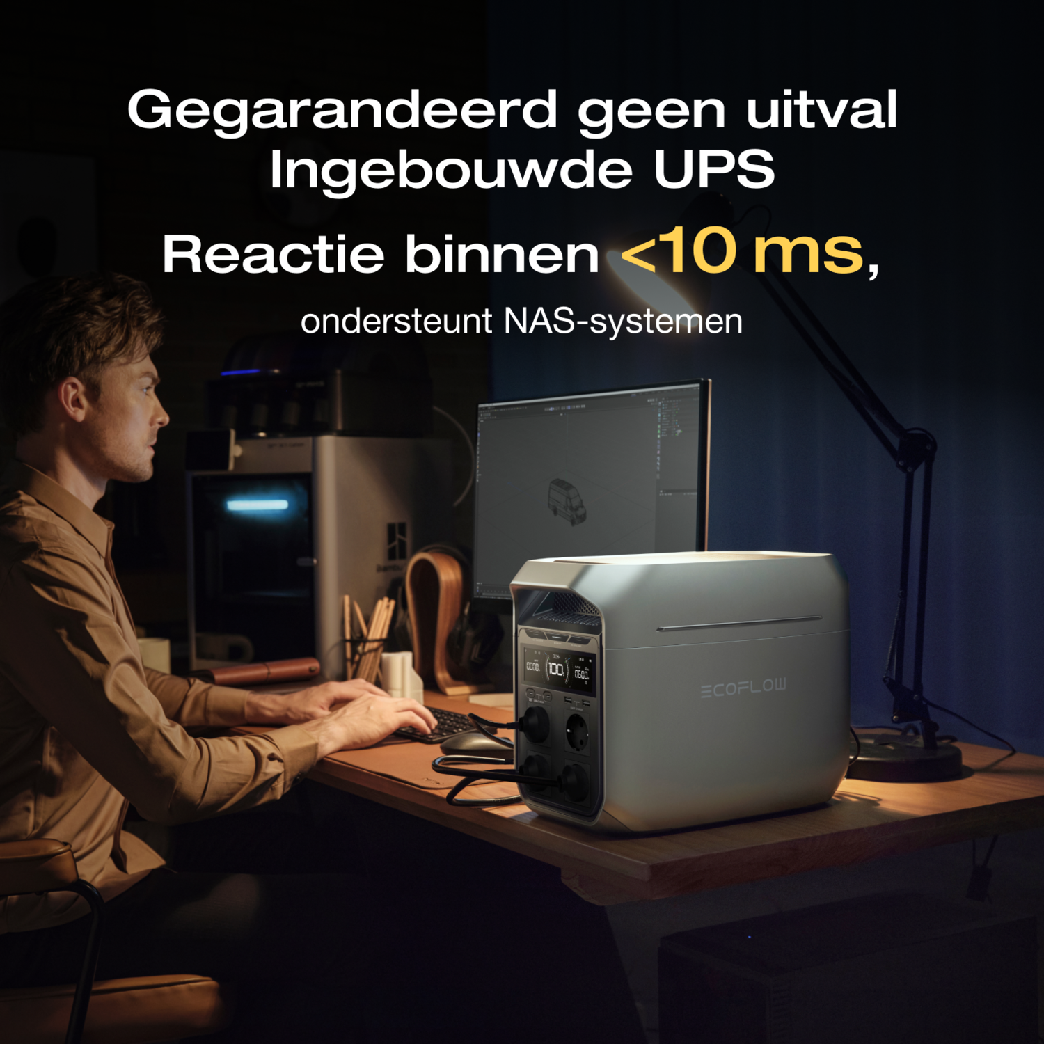 Man die op een computer werkt, een energiecentrale staat op het bureau.