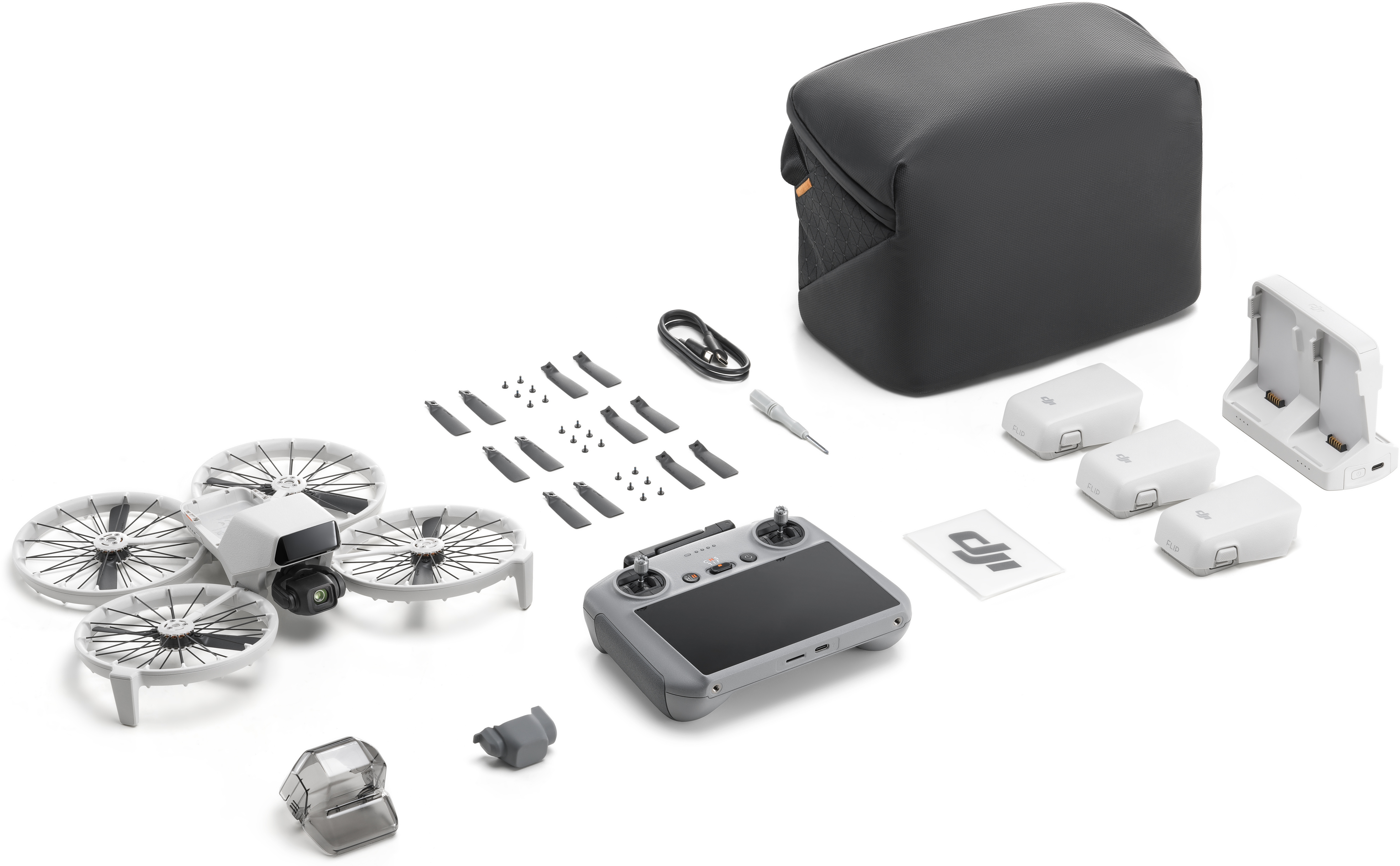 Kit drone: drone, telecomando, batterie, caricabatterie, oggetti di scena e strumenti.