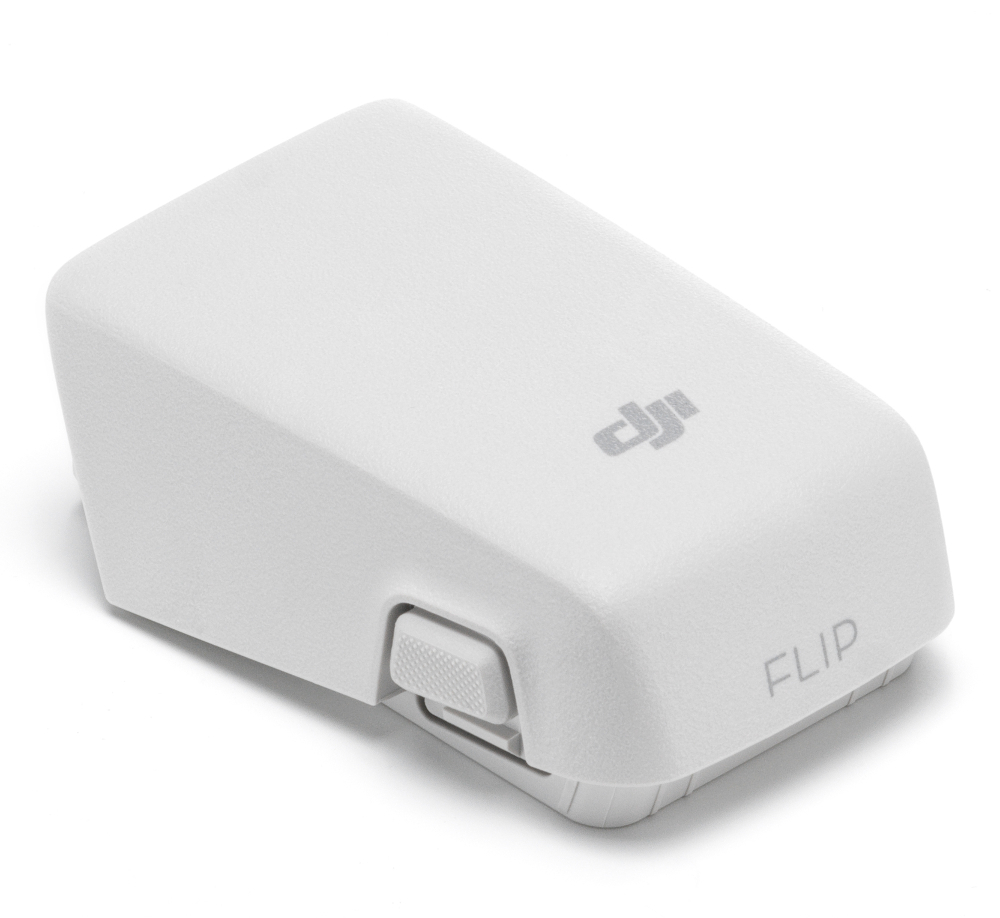Biała bateria drona z logo i przyciskiem. Słowo 'FLIP' jest na nim napisane. Na białej powierzchni.