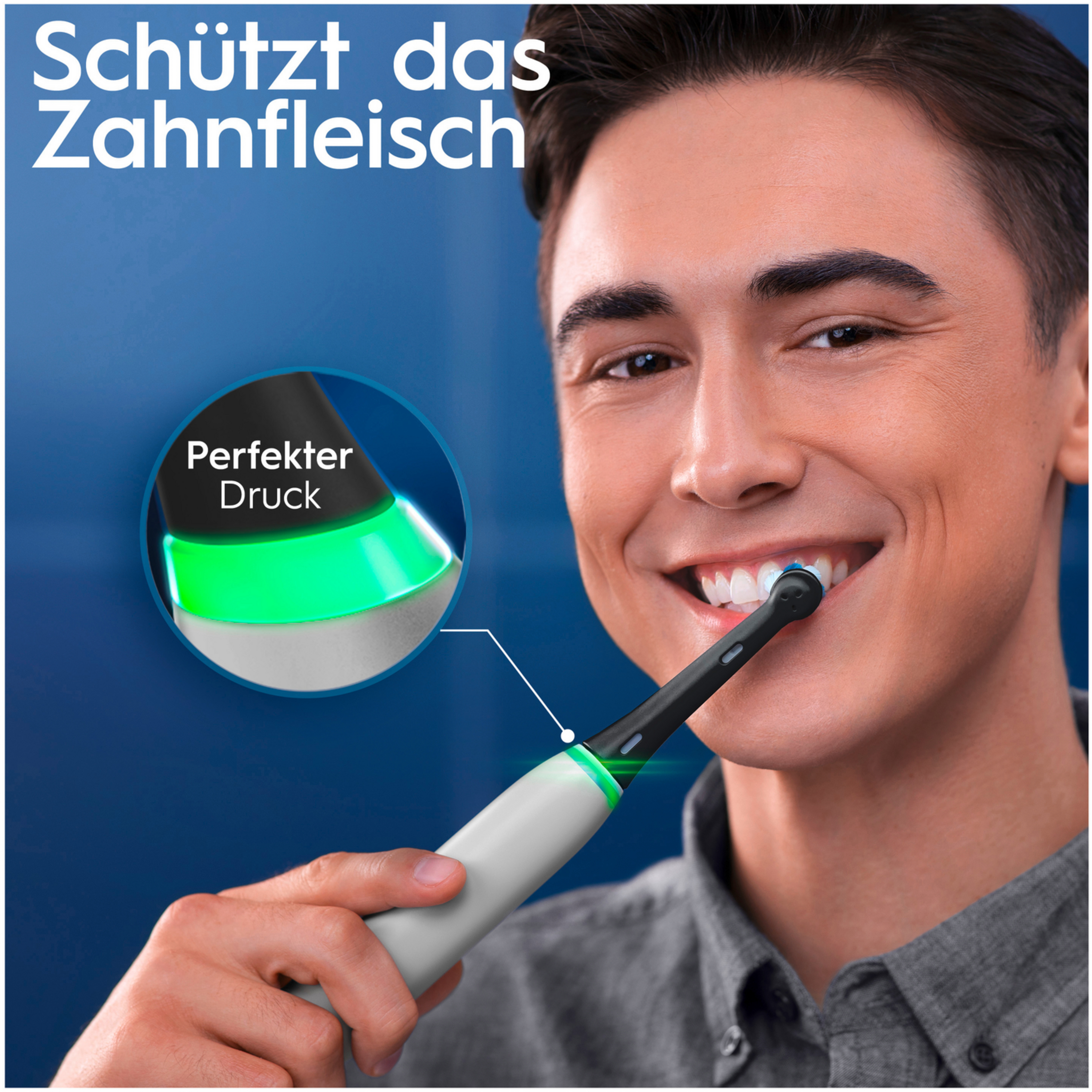 Mann putzt sich mit einer modernen elektrischen Zahnbürste die Zähne.
