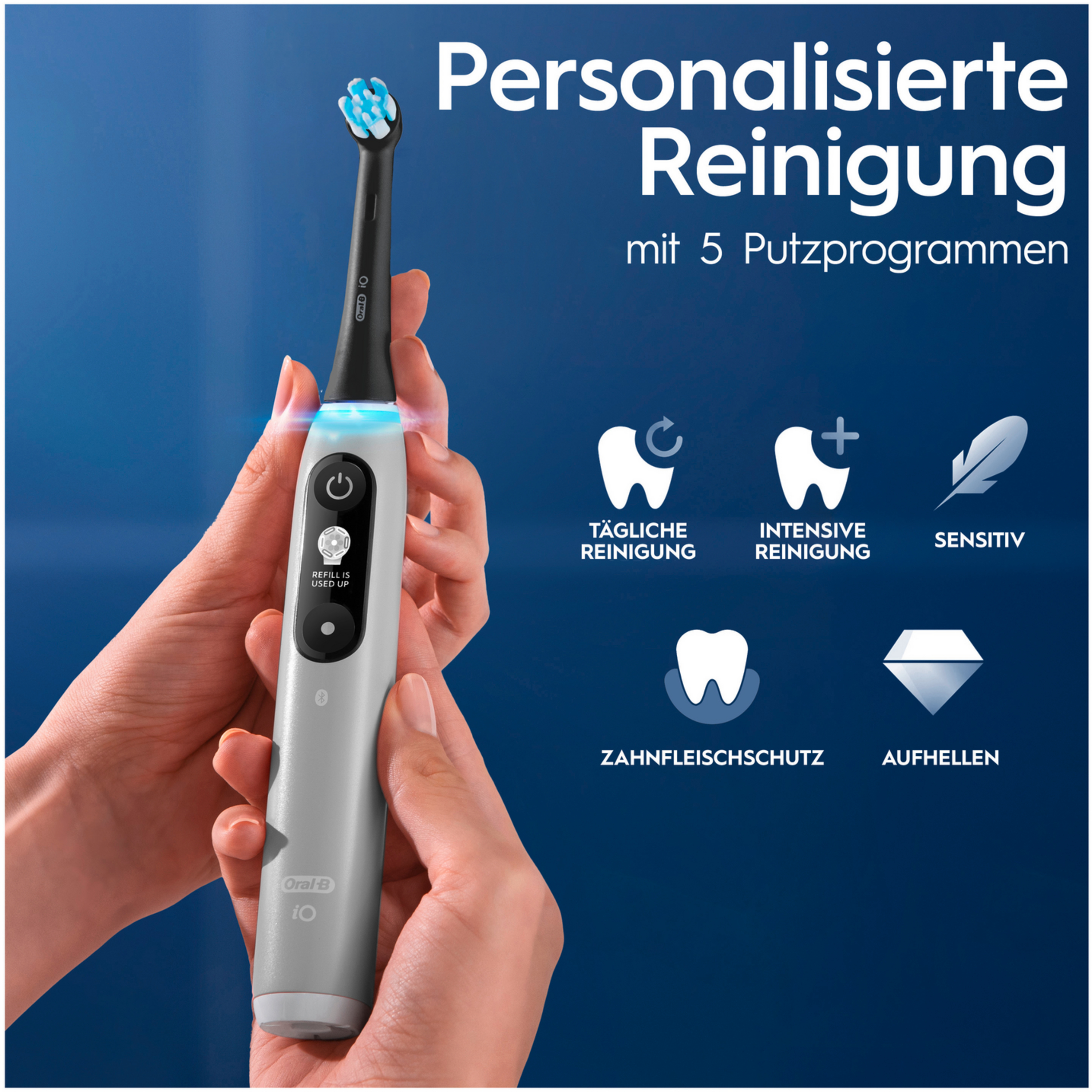 Hände halten eine Zahnbürste mit digitaler Anzeige, die einen Reinigungsmodus zeigt.