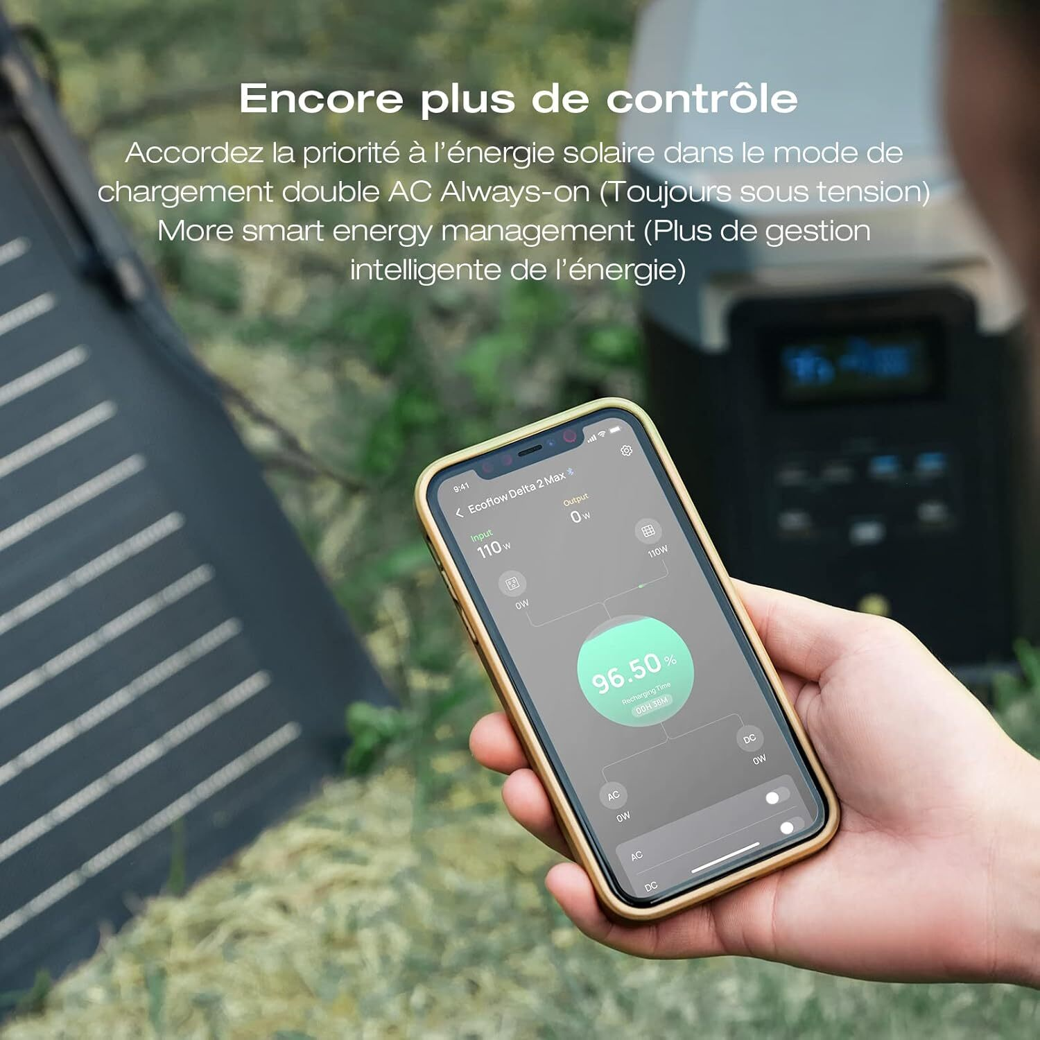 Main tient un téléphone montrant la consommation d'énergie. Fond: panneau solaire et centrale.