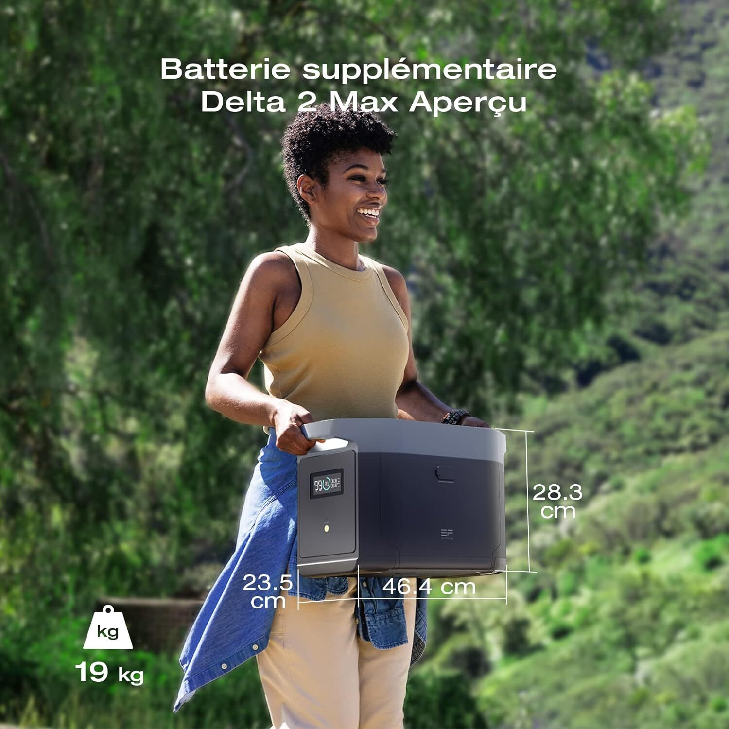 Une femme portant une centrale électrique portable, avec dimensions et détails de poids.