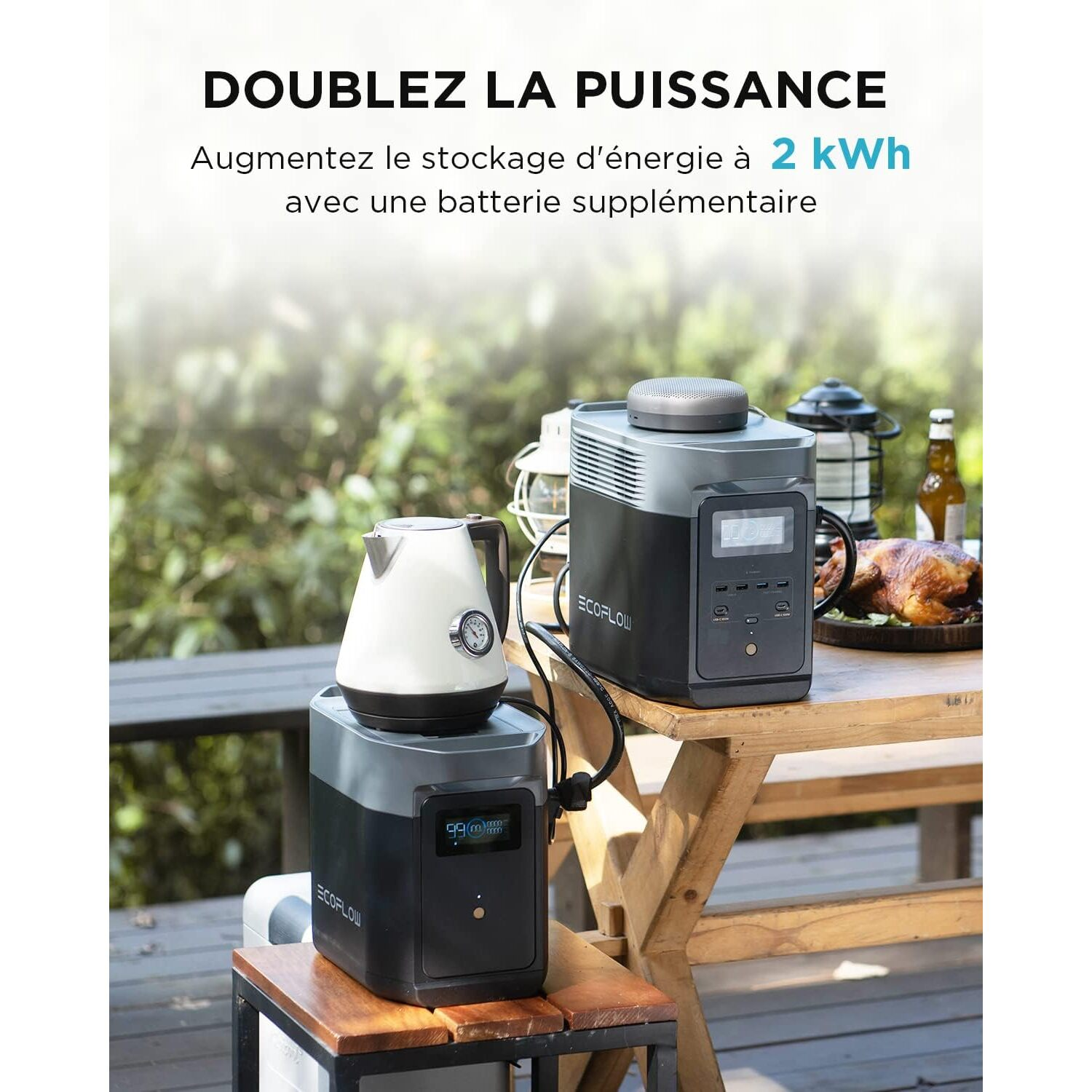 Une station d'alimentation est à côté d'une bouilloire, d'une lampe et de la nourriture sur une table extérieure.