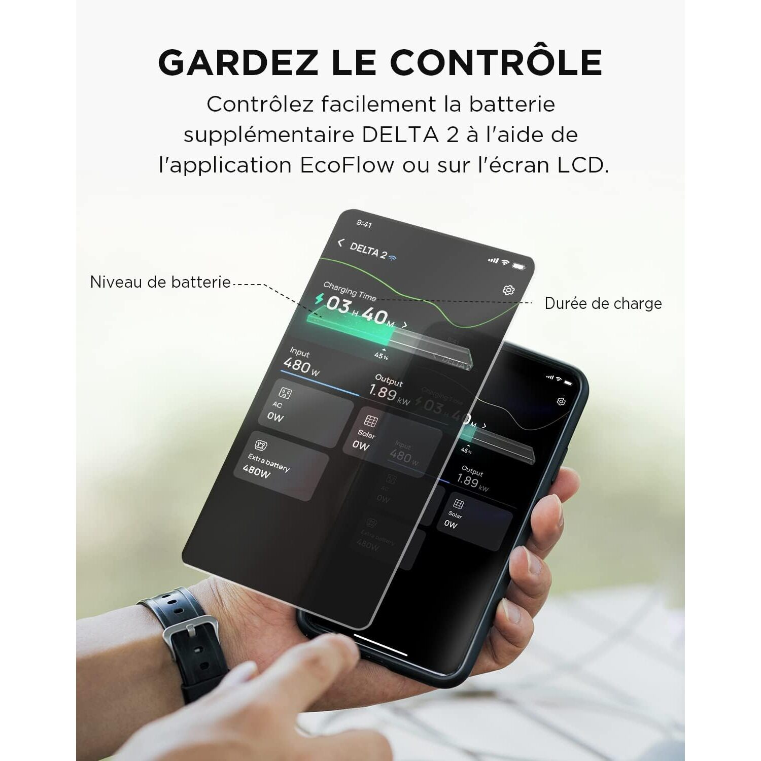 Mains tenant téléphone avec appli Delta 2, niveau de batterie et temps de charge.