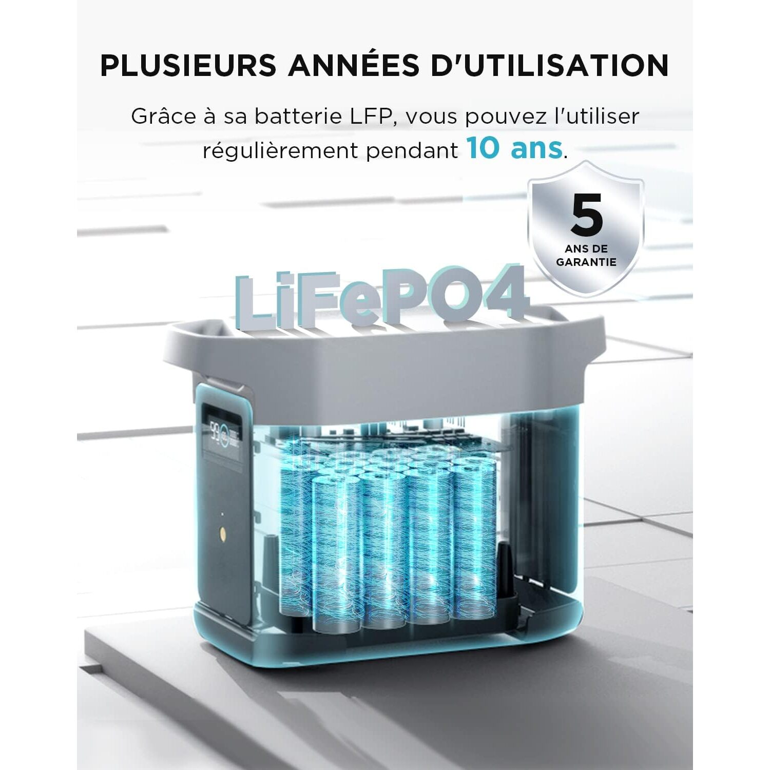 Vue interne des batteries à l'intérieur d'une centrale électrique, avec un badge de garantie de 5 ans.