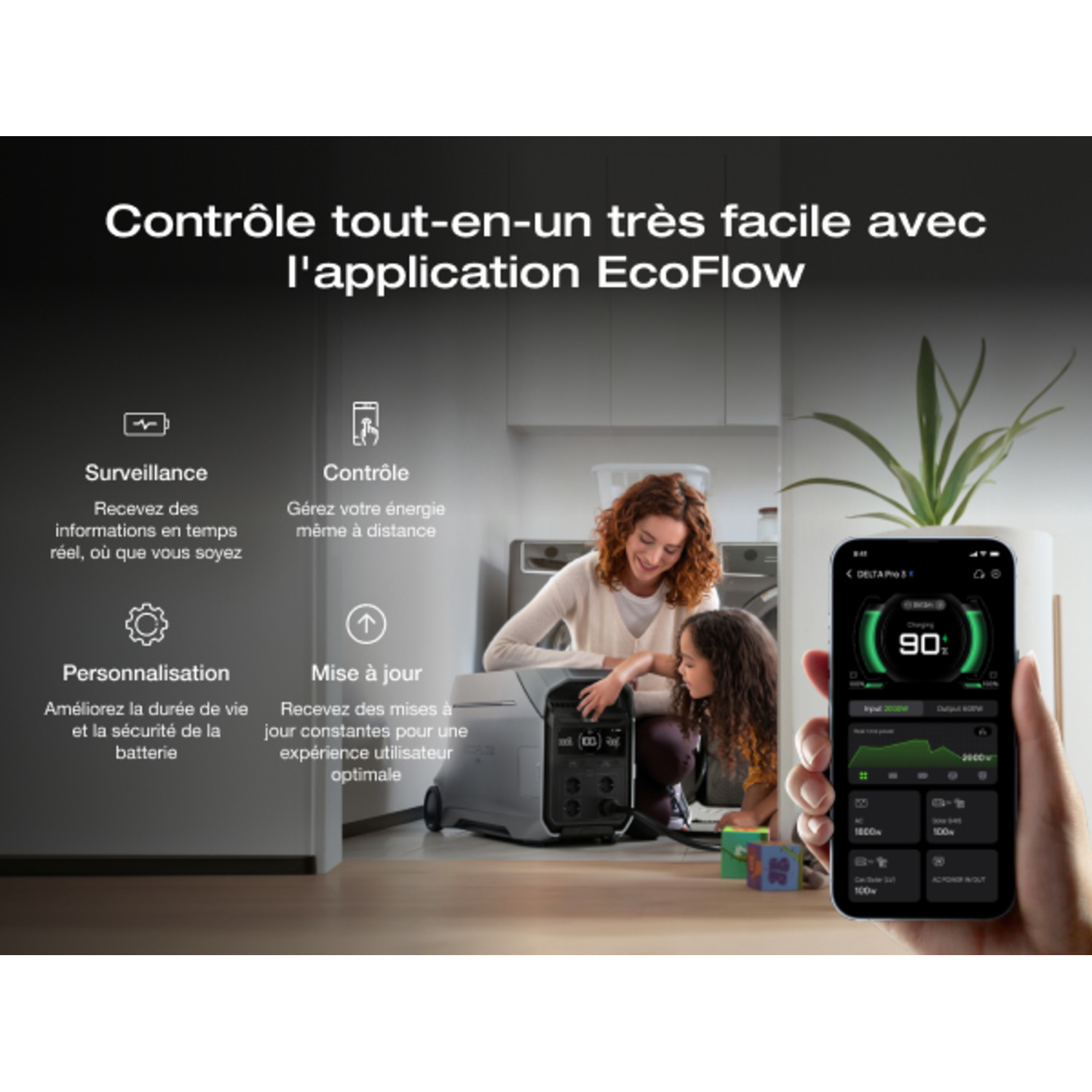 Deux personnes regardant l'écran d'un smartphone avec une interface d'application.