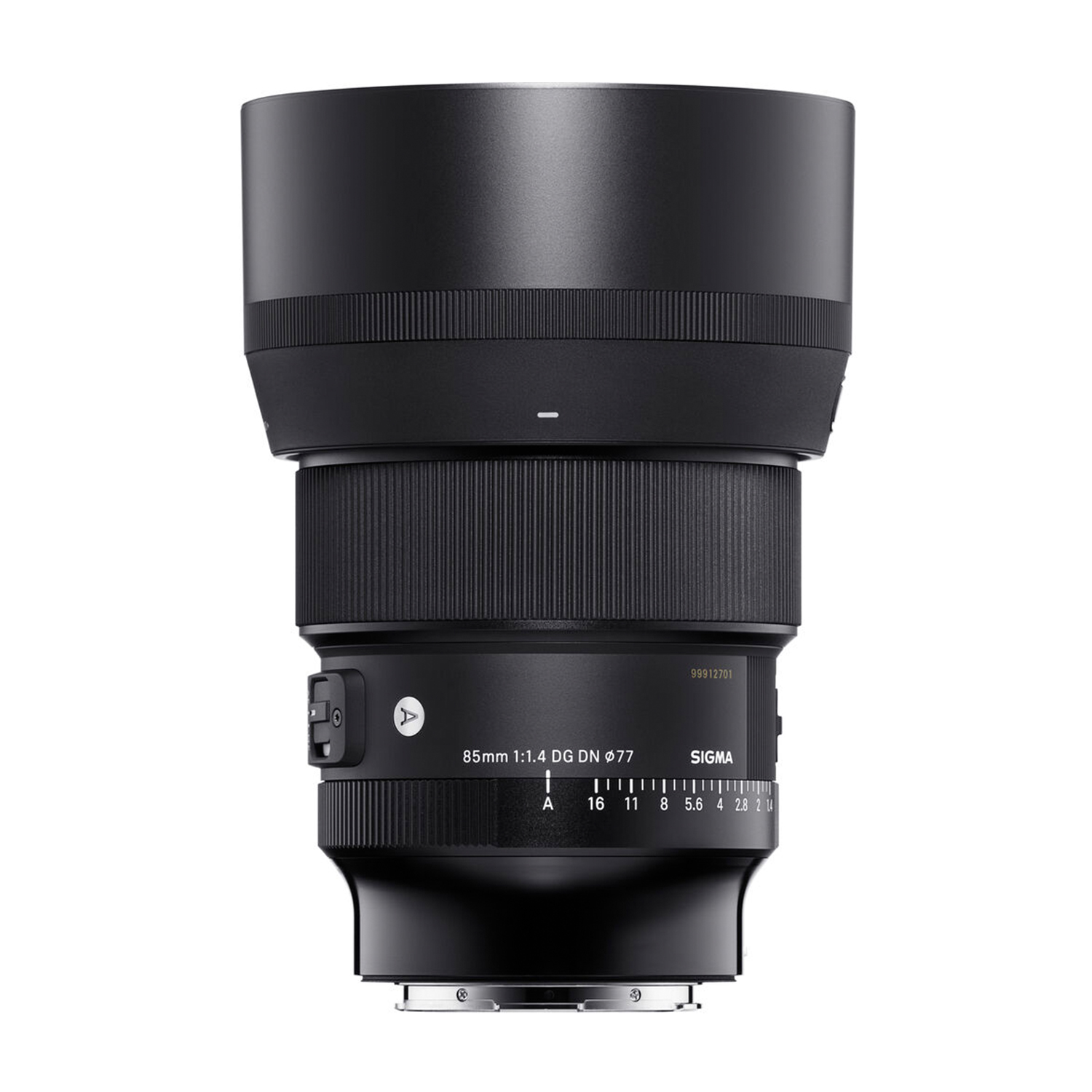 Obiettivo Sigma 85mm 1:1.4 DG DN 77 nero, isolato su bianco. Include ghiera diaframma e scala di messa a fuoco.