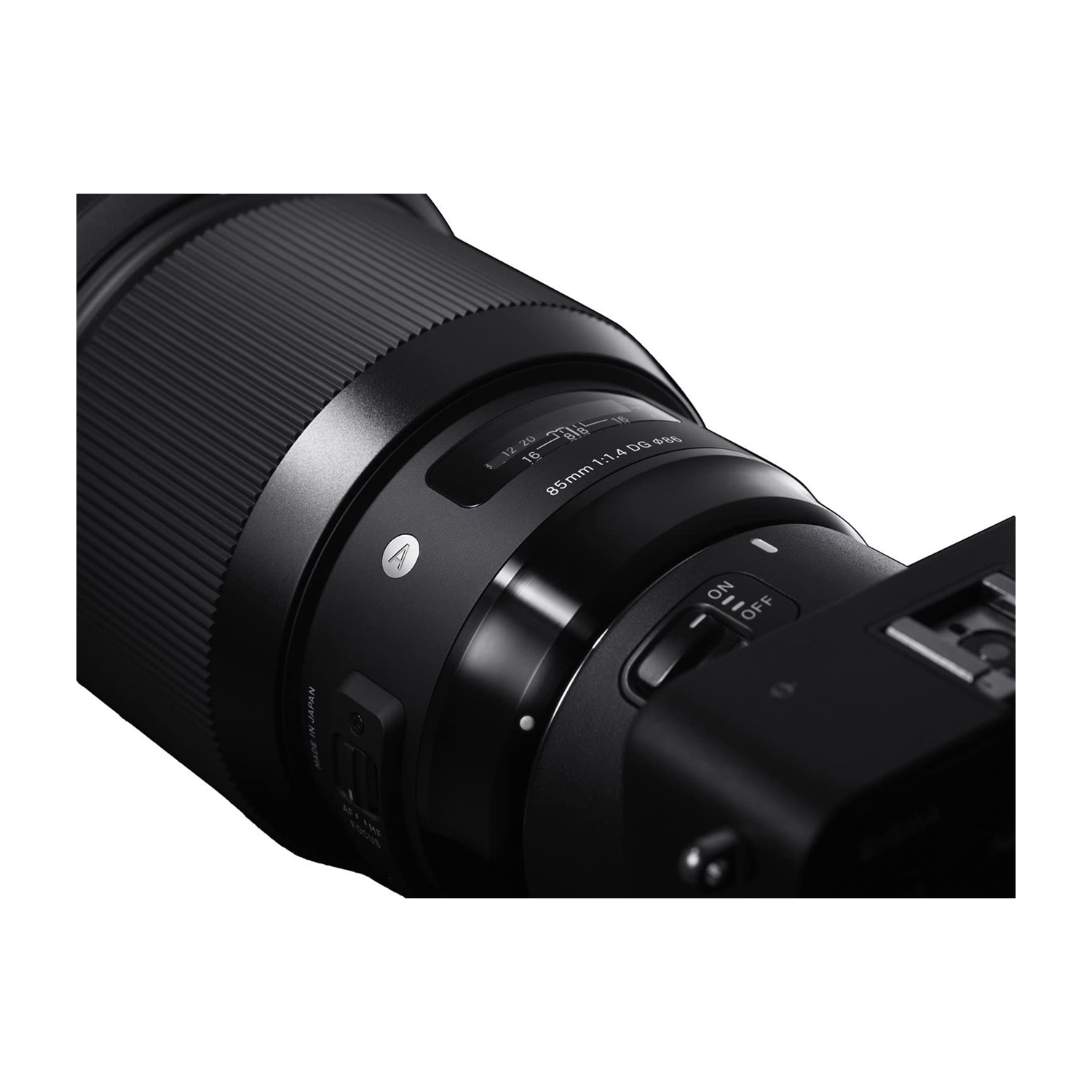 Obiettivo nero della fotocamera, parzialmente collegato a un corpo macchina nero.
