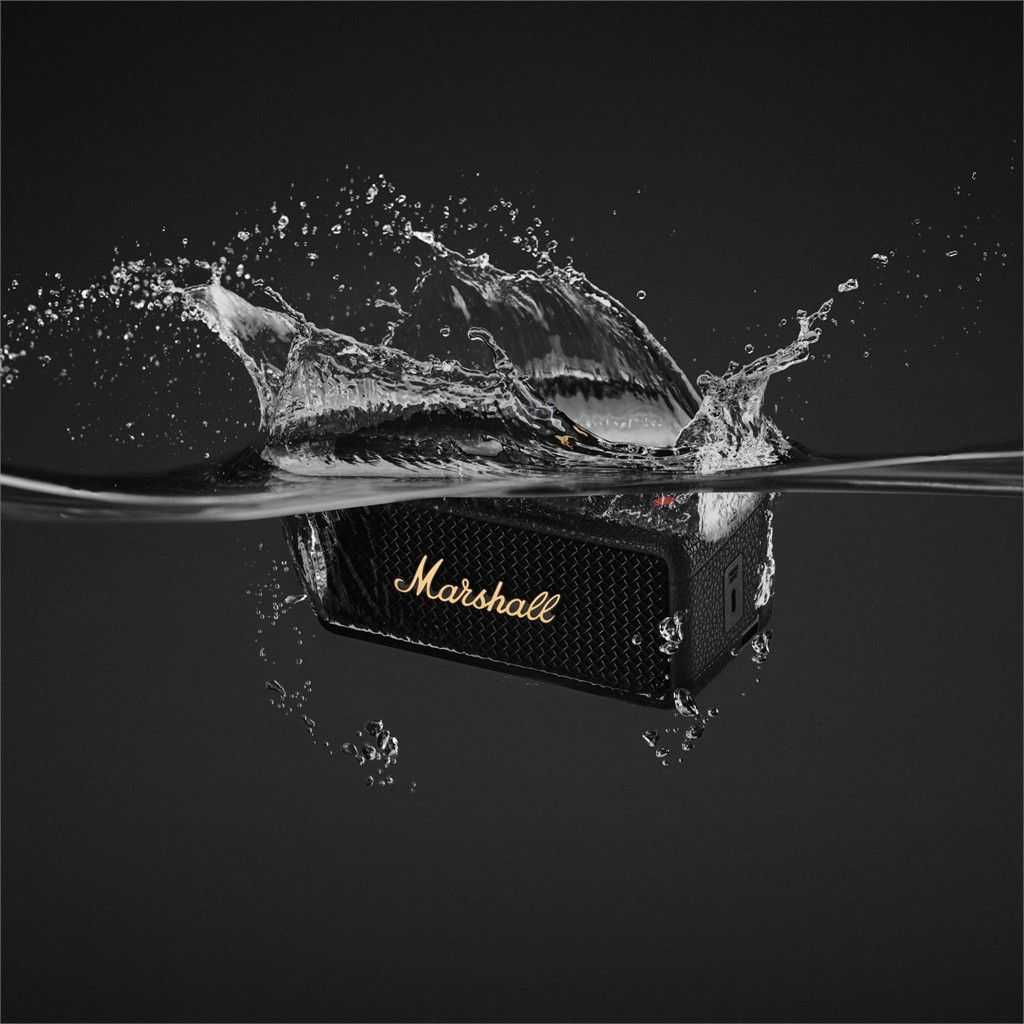 Schwarzer Marshall-Lautsprecher unter Wasser, mit Spritzeffekt.