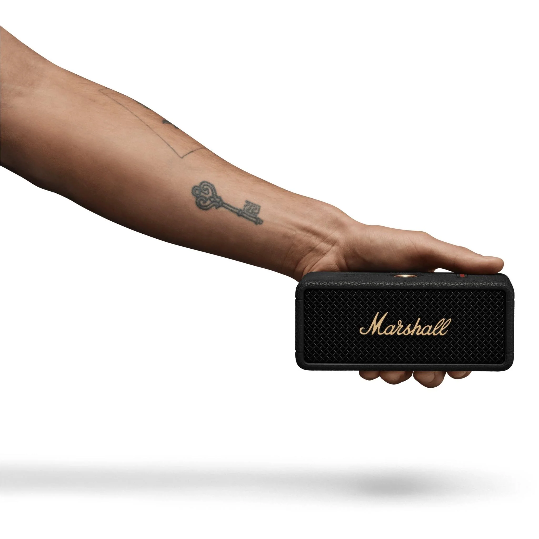 Hand hält einen schwarzen Marshall-Lautsprecher mit goldenem Marshall-Text.
