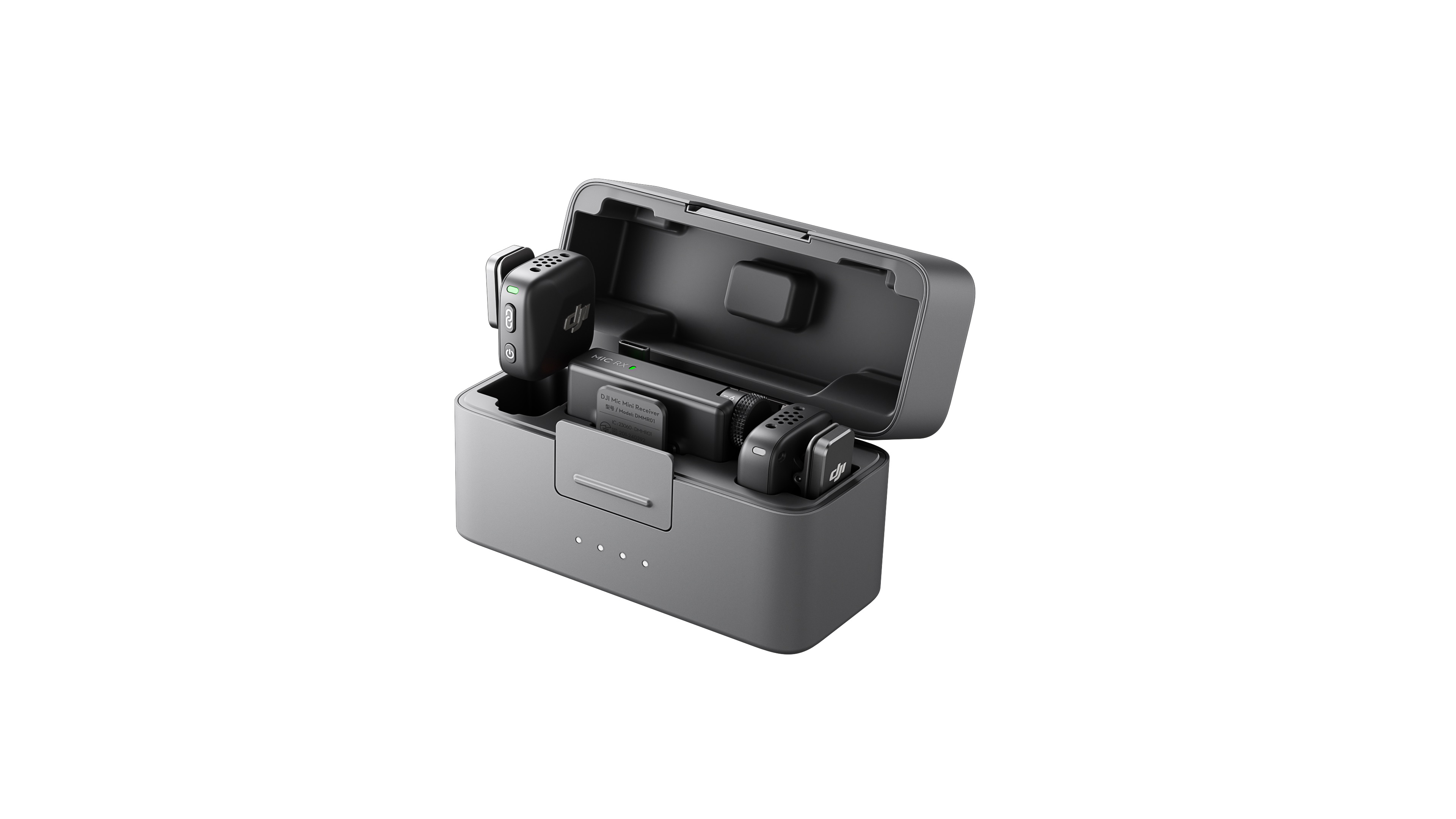 DJI mikrofon çantası, açık, içinde iki mikrofon ve bir şarj istasyonu ile.
