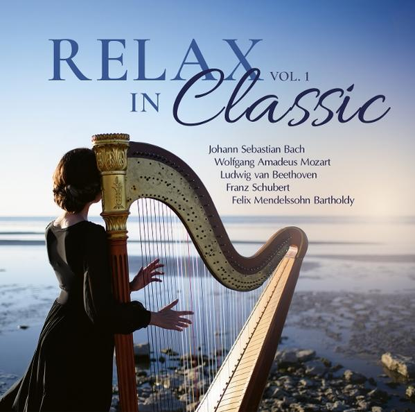 Frau spielt Harfe am Strand, Albumcover von Relax in Classic Vol.1. Blauer und oranger Hintergrund.