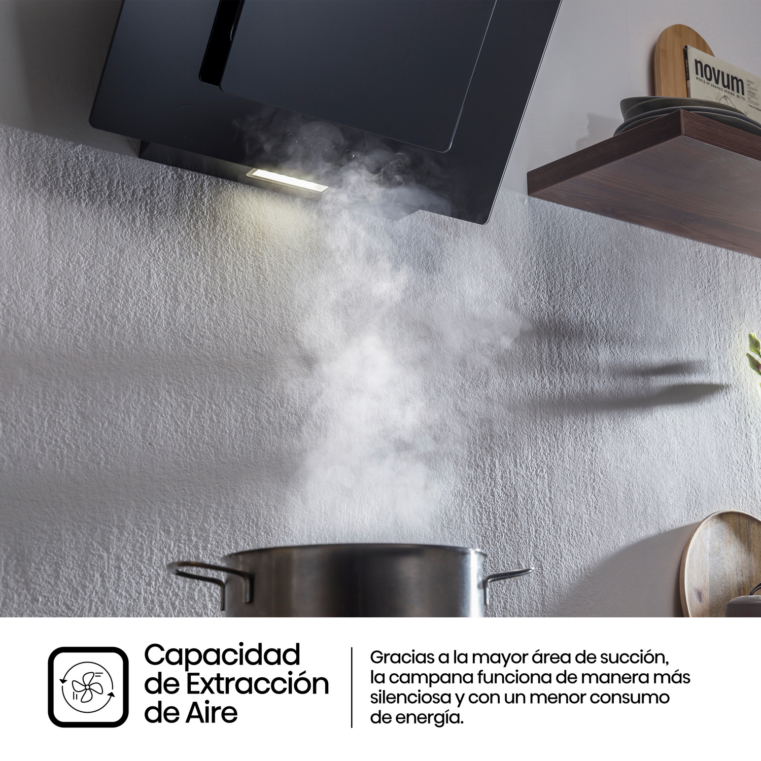 Una escena de cocina con una campana extractora negra y vapor saliendo de una olla.