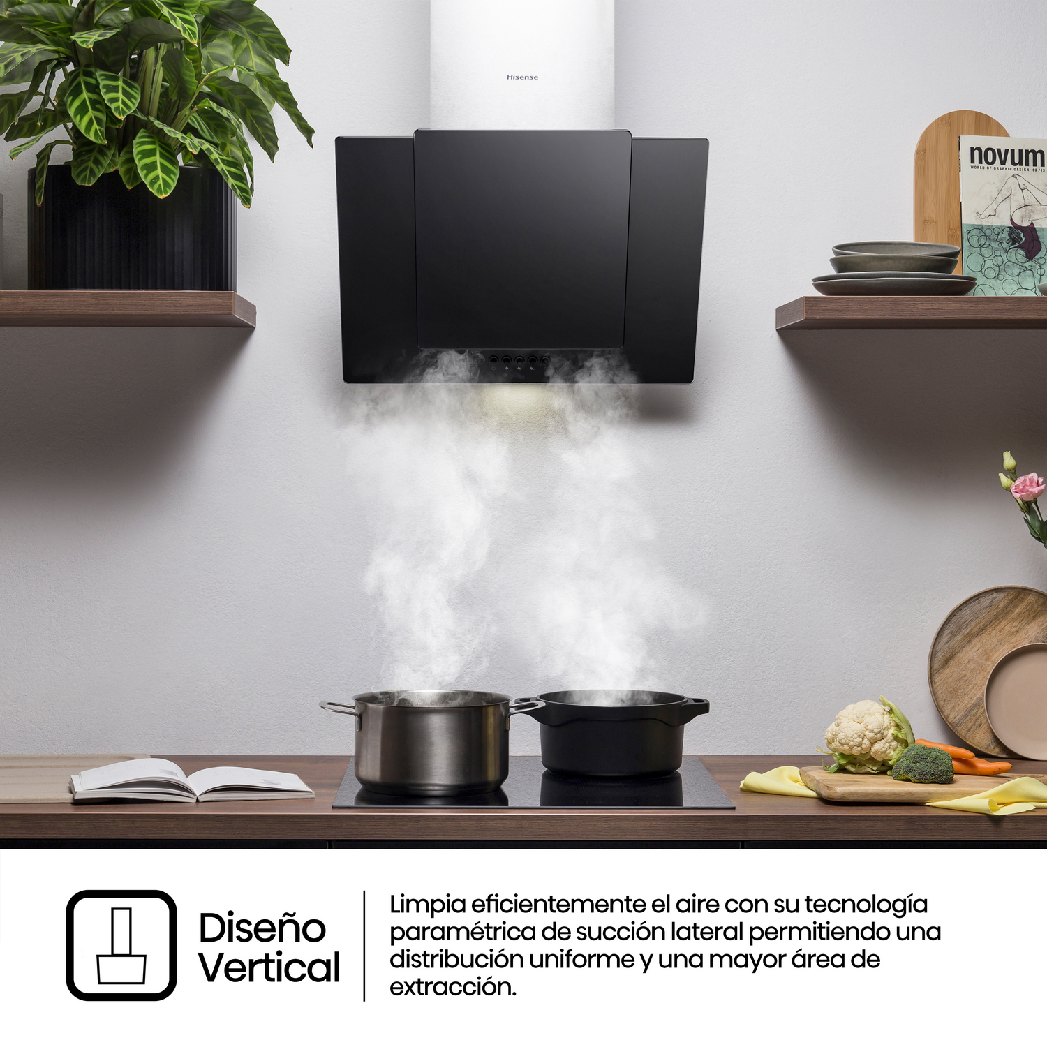 Una escena de cocina con una campana extractora negra, dos ollas humeando en una estufa.