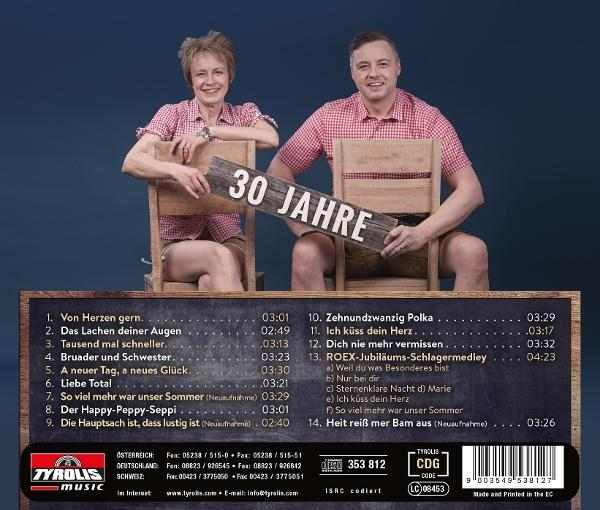 CD-Cover: Ein Paar hält ein Schild mit der Aufschrift '30 Jahre'. Titelliste auf einer Tafel.